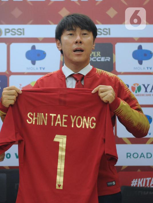 Shin Tae-Yong menunjukkan kaus bertuliskan namanya saat perkenalan pelatih baru Timnas Indonesia di Ruang VVIP Stadion Pakansari, Kab Bogor, Jawa Barat, Sabtu (28/12/2019). Shin Tae-Yong resmi menandatangani kontrak sebagai pelatih Timnas Indonesia selama 4 tahun. (Liputan6.com/Helmi Fithriansyah)