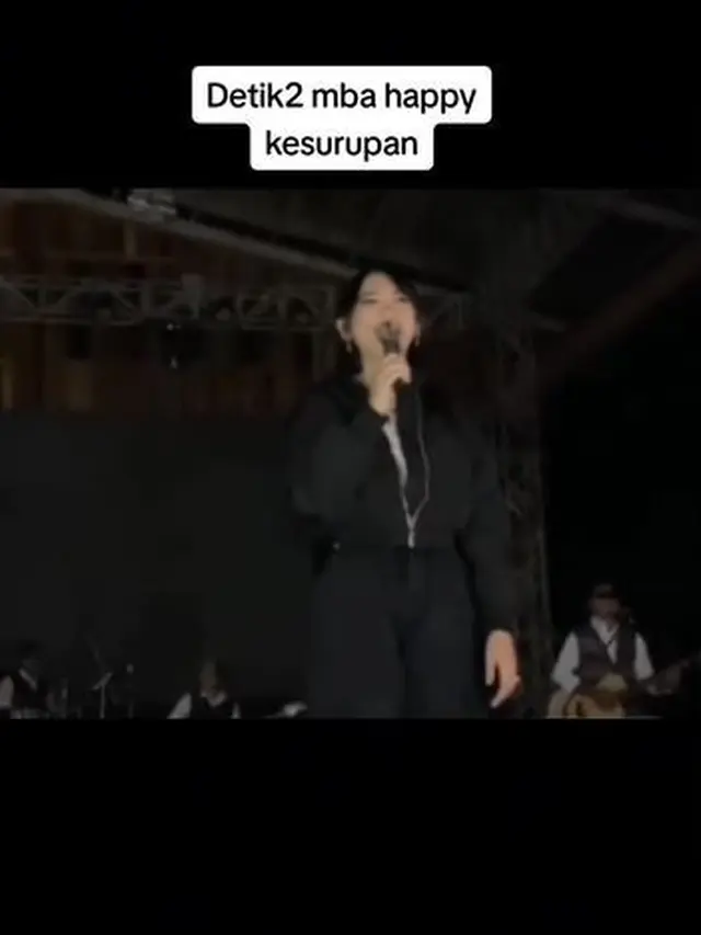 6 Potret Detik-Detik Happy Asmara Kesurupan Saat Manggung, Senyumnya Berbeda