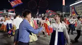 Para peserta mengambil bagian dalam pertemuan perayaan dan jamuan malam untuk memperingati ulang tahun ke-76 berdirinya Korea Utara di Kim Il Sung Square, Pyongyang pada 8 September 2024. (KIM Won Jin/AFP)