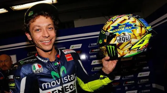 Helm dengan motif gambar pasta digunakan Valentino Rossi pada MotoGP Mugello 2014. (dok. rossihelmets.com)