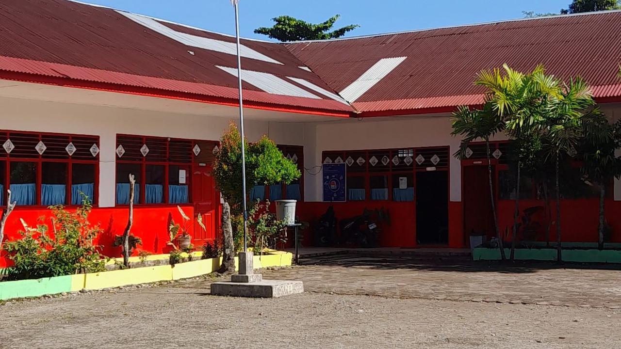 Namun bagi sekolah yang menjadi satu-satunya di sebuah desa tetap dipertahankan bahkan ditingkatkan mutunya agar lebih bisa bersaing.