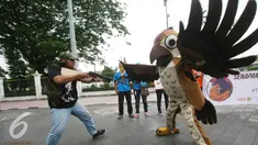 Aktivis Center for orangutan protection melakukan aksi teatrikal di titik nol km, Yogyakarta, (14/9). Dalam aksinya mereka menentang perburuan satwa liar khususnya dengan menggunakan senapan angin. (Liputan6.com/Boy harjanto)