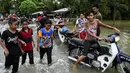 Banyak jalan yang tidak dapat dilalui akibat banjir yang melanda kawasan Jal Besar, Malaysia, Kamis (5/1). Hujan lebat dalam lima hari juga telah menyebabkan 101 sekolah ditutup. (AFP PHOTO / MOHD RASFAN)