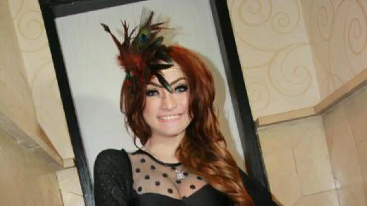 Jadi DJ Seksi, Amel Alvi Pasang Image `Hot`