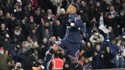 Penyerang PSG, Neymar berselebrasi usai mencetak gol ke gawang Lorient pada pertandingan lanjutan Liga 1 Prancis di stadion Parc des Princes di Paris, Senin (4/4/2022). Neymar mencetak dua gol dan mengantar PSG menang telak atas Lorient 5-1. (AP Photo/Michel Euler)