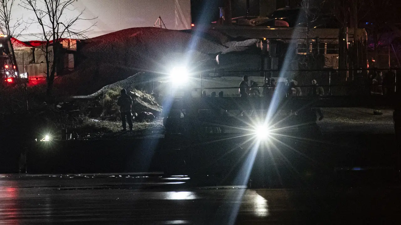 Tabrakan dengan Helikopter Black Hawk, Pesawat American Airlines Jatuh ke Sungai Potomac yang Nyaris Beku
