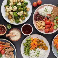 Lagi diet tapi tetap ingin makan nasi? Tenang, kamu nggak harus langsung say goodbye ke nasi putih, kok. Yuk, simak 7 cara cerdas menikmati nasi saat diet, biar tetap kenyang, puas, dan berat badan turun pelan-pelan! (Foto dok: Freepik/jcomp).