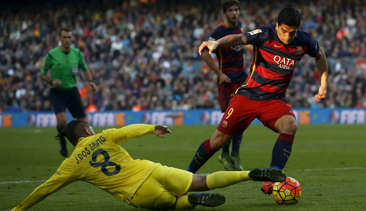 Pemain Barcelona Luis Suarez (kanan) berebut bola dengan Pemain Villareal Dos Santos (kiri)  pada lanjutan La Liga Spanyol di Stadion Camp Nou, Barcelona, Spanyol, MInggu (8/11/2015). (REUTERS/Albert Gea) 