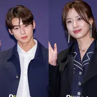 Cha Eun Woo tampil formal mengenakan kemeja berwarna putih dan jaket berwarna navy. [Foto: IG/koreandispatch].