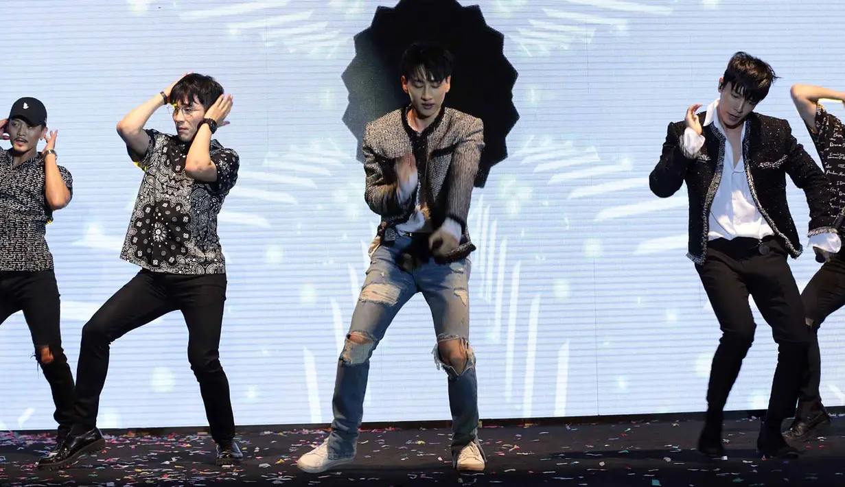 Kedatangan dua personel Super Junior, Eunhyuk dan Donghae ke Indonesia dalam rangka sebagai brand ambassador antara Indonesia dan Korea Selatan melalui acara Korea Brand & Entertainment Expo (KBEE) 2017. (Deki Prayoga/Bintang.com)