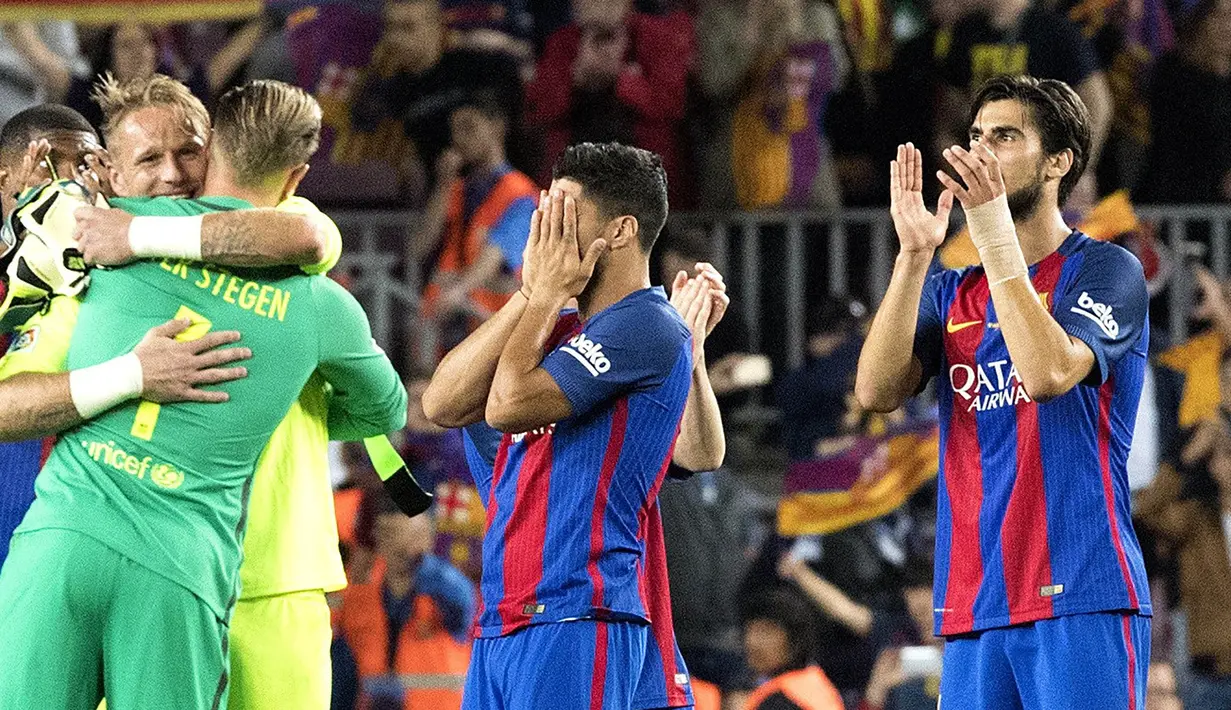 Sejumlah pemain Barcelona tampak kecewa usai pertandingan melawan Eibar pada laga pekan terakhir La Liga di Camp Nou, Minggu (21/5/2017). Barcelona menang 4-2. (EPA/Marta Perez)