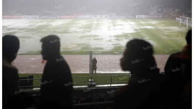 Pada laga antara PSM Makassar melawan Bali United sempat terhenti akibat hujan deras yang mengguyur SUGBK. Walhasil hujan deras tersebut membuat rumput lapangan tergenang.