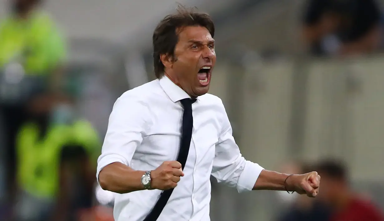 Pelatih Inter Milan, Antonio Conte, merayakan kemenangan timnya saat menghadapi Bayer Leverkusen pada perempat final Liga Europa di Duesseldorf Arena, Jerman, Selasa (11/8/2020) dini hari WIB. Antonio Conte sukses membawa Inter Milan ke semi final Liga Europa. (AFP/Dean Mouhtaropoulos/pool)