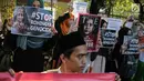 Sejumlah massa aksi yang tergabung dalam Human Rights alliance Indonesia menggelar aksi didepan Kedutaan Besar Myanmar, Jakarta, Jumat (15/9). (Liputan6.com/Fiazal Fanani)