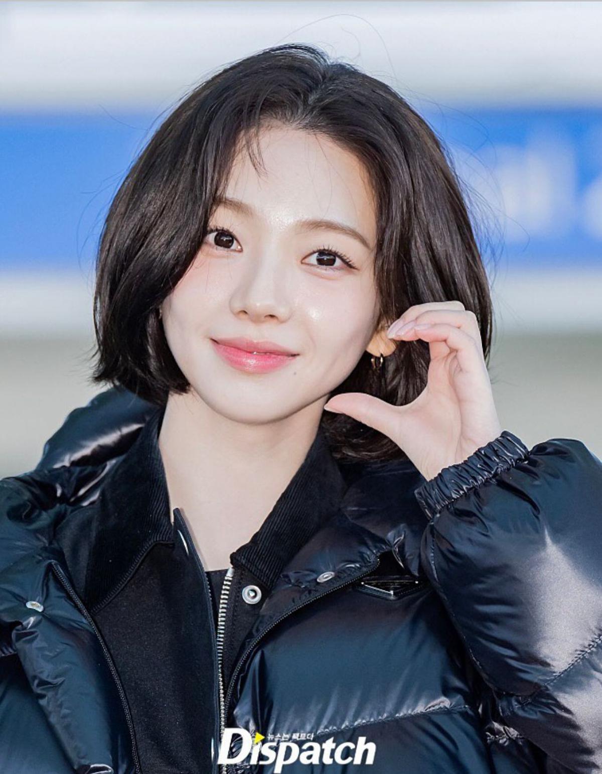 Karina aespa Tampil Fresh dengan Rambut Pendek di Bandara, Siap Hadiri Milan Fashion Week 2025