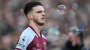 Declan Rice merupakan piar utama lini tengah West Ham United asuhan David Moyes. Penampilan apiknya membuat Rice banyak diincar oleh beberapa klub top Liga Inggris. Namun, The Hammers mematok harga sebesar 150 juta pounds yang ingin memboyong pemain 23 tahun ini. (AFP/Daniel Leal)