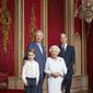 Pangeran George, Pangeran Charles, Ratu Elizabeth II, dan Pangeran William berpotret bersama di Istana Buckingham. (RANALD MACKECHNIE / BUCKINGHAM PALACE / AFP)