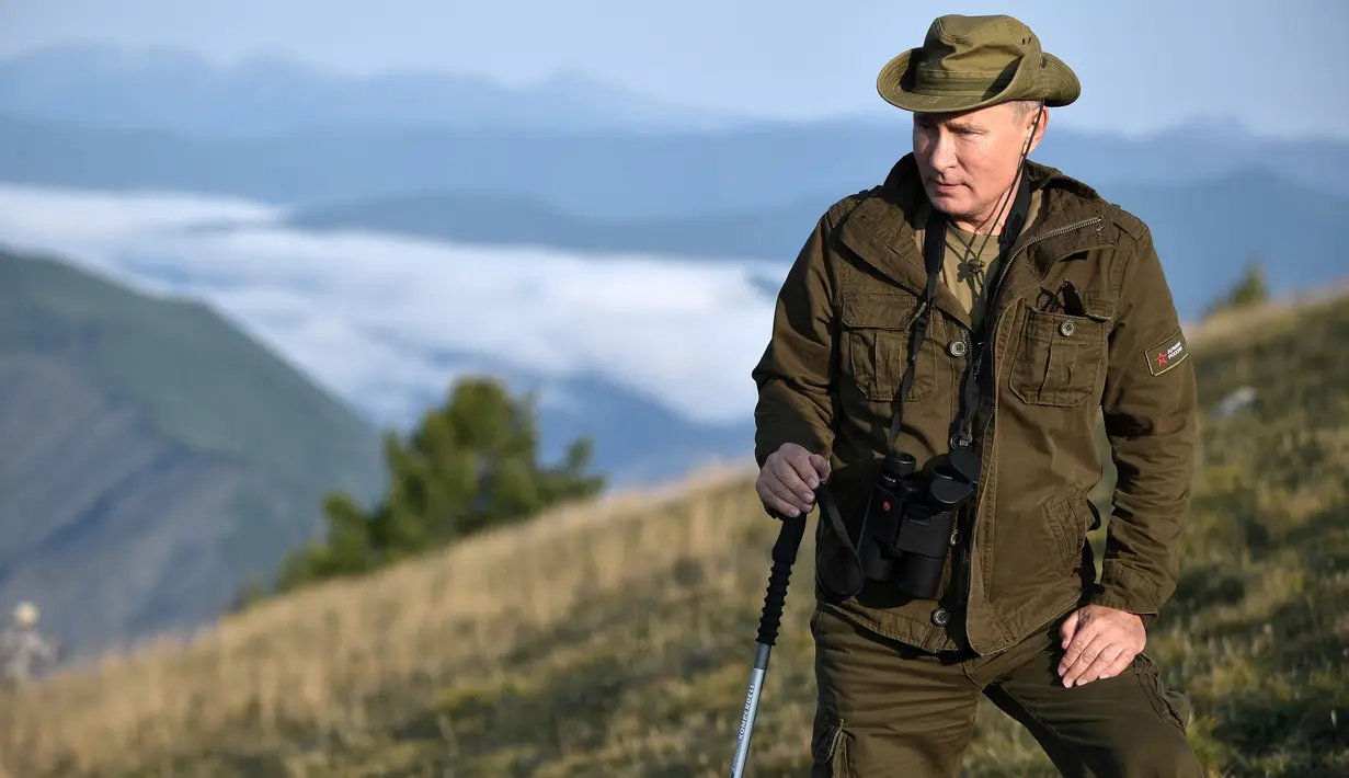 Sebuah gambar yang diambil pada 26 Agustus 2018, menunjukkan Presiden Rusia Vladimir Putin berdiri di gunung selama liburan singkatnya di Tuva daerah terpencil di Siberia selatan. (AFP PHOTO / Sputnik / Alexey NIKOLSKY)