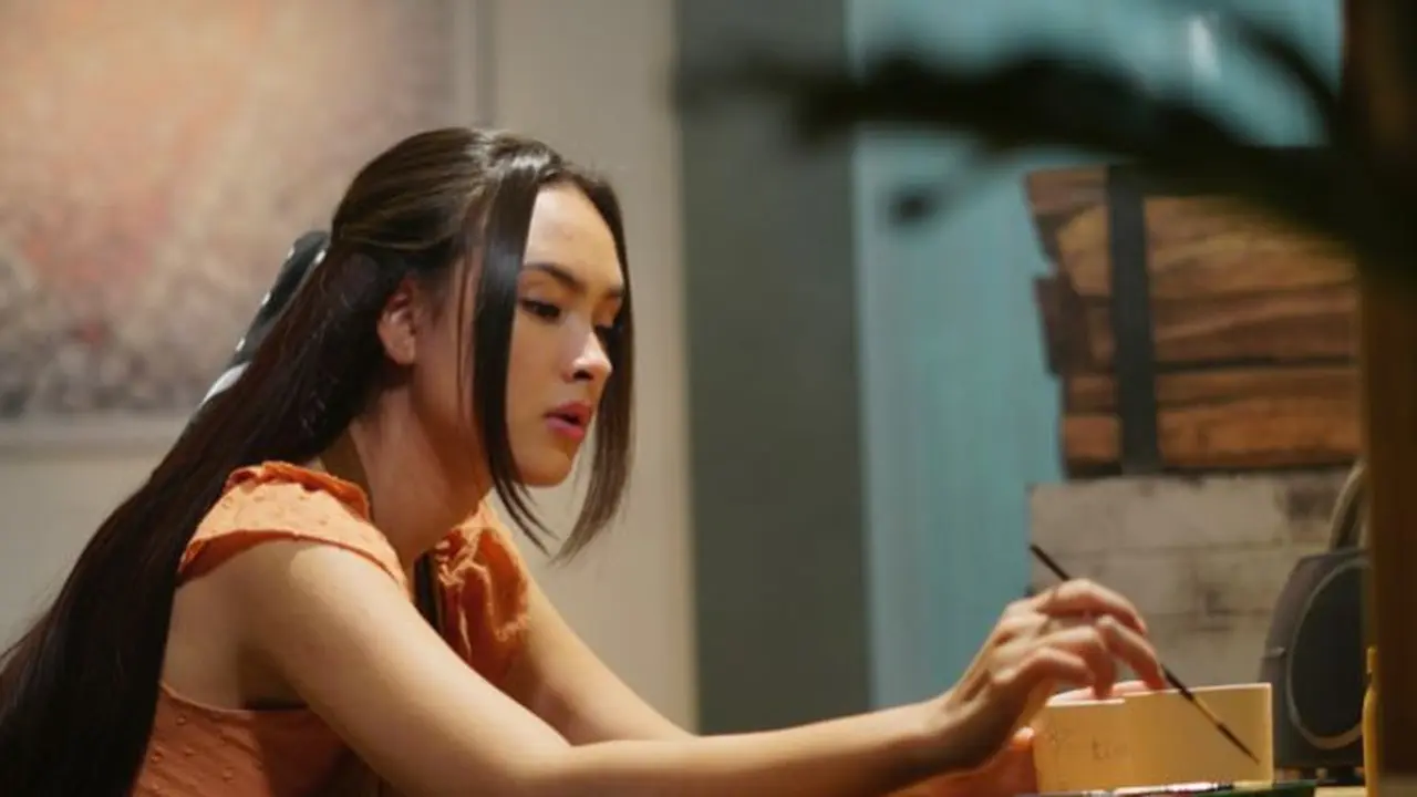 Caitlin Halderman dalam serial "WHY?" (Foto: Vidio)
