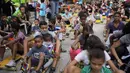 Anak-anak berpartisipasi dalam perlombaan jalanan tradisional "carruchas", sebutan untuk mobil kayu darurat di Caracas, Venezuela, Sabtu (18/12/2021). Anak laki-laki dan perempuan berusia antara 4 hingga 15 tahun berpartisipasi dalam perlombaan tersebut. (AP Photo/Ariana Cubillos)