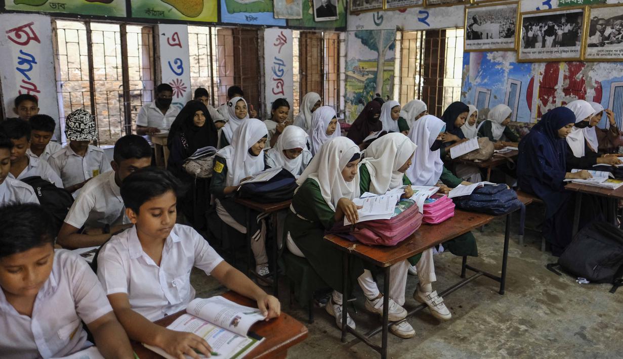 Siswa sekolah menghadiri kelas di Dhaka, Bangladesh, Rabu, 24 Agustus 2022. Sekolah di Bangladesh akan tutup satu hari lagi setiap minggu dan kantor pemerintah serta bank akan mempersingkat hari kerja mereka satu jam untuk mengurangi penggunaan listrik di tengah kekhawatiran kenaikan bahan bakar harga dan dampak perang Ukraina. (AP Photo/Mahmud Hossain Opu)