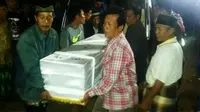 Rombongan pembawa jenazah Miswadi (28), TKI asal Cilacap yang meninggal dunia di Korsel, tiba di rumah duka. (Foto: Humas Polres Cilacap/Liputan6.com/Muhamad Ridlo)