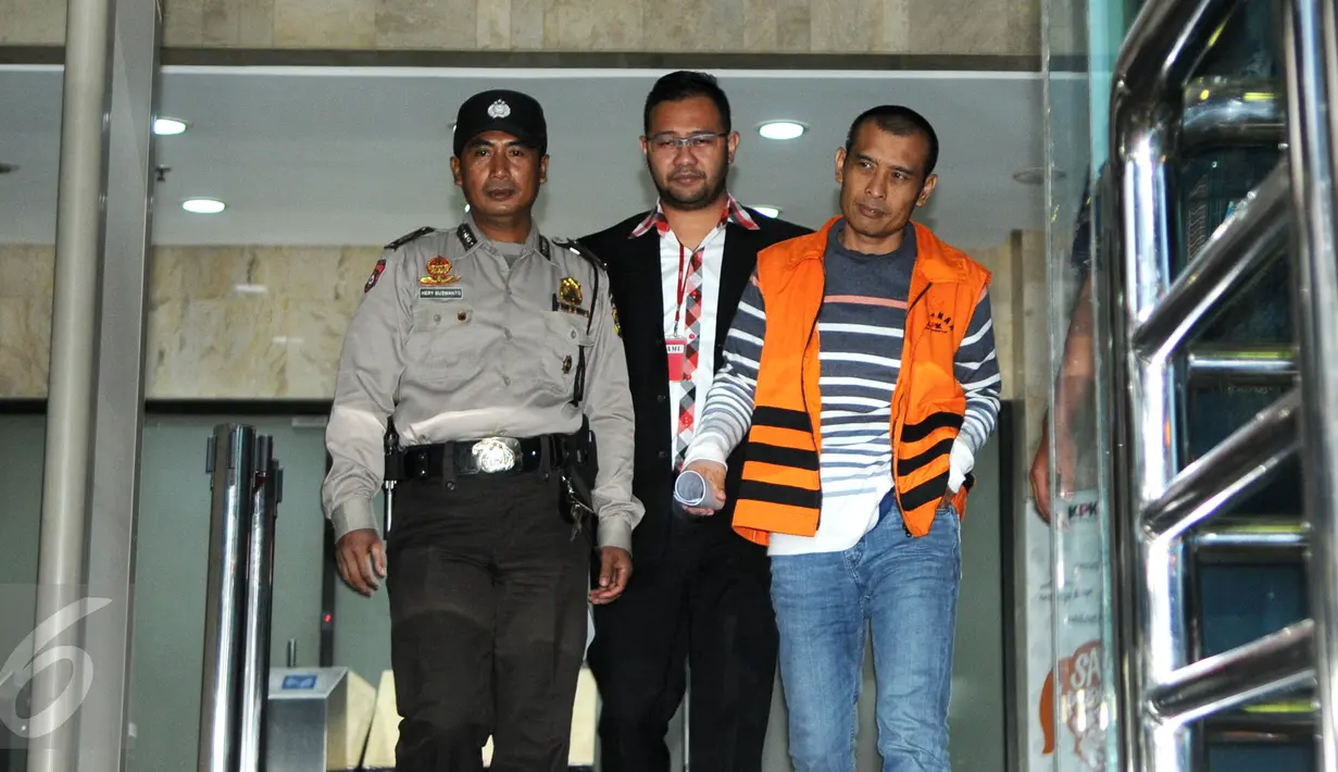 Rekan dekat Komisi III DPR RI, I Putu Sudiartana, Suhemi (kanan) dikawal petugas usai menjalani pemeriksaan perdana di Gedung KPK, Jakarta, (15/7). Nilai suap senilai Rp 300 miliar untuk pembangunan 12 ruas jalan. (Liputan6.com/Helmi Afandi)