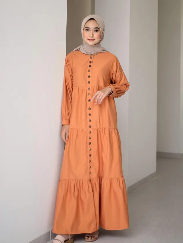 Model Gamis Bahan Wolpeach dengan Potongan Tiered Anggun