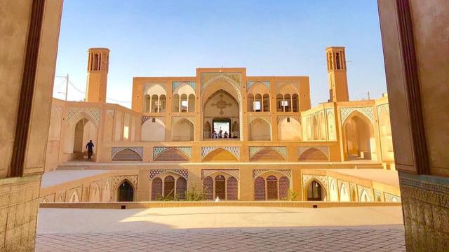 Masjid Agha Bozorg di Kashan, Iran yang terdiri 5 lantai.