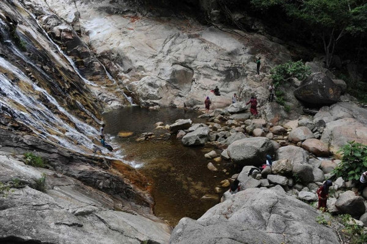 Asyiknya muslim minoritas Thailand ngabuburit di Air Terjun Pajo