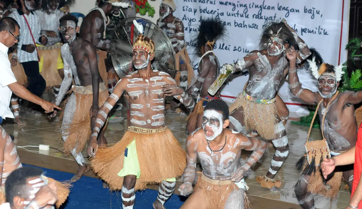 Kedatangan Jokowi disambut meriah dengan tarian khas adat Papua, Jayapura, Kamis (5/6/14). (Liputan6.com/Herman Zakharia)