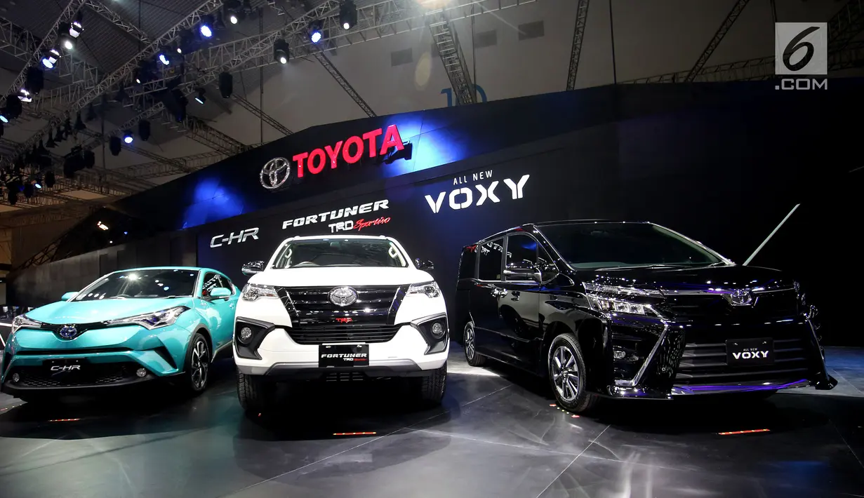 Mobil terbaru keluaran Toyota dipamerkan dalam ajang Gaikindo Indonesia International Auto Show (GIIAS) 2017, di ICE, BSD, Tangerang Selatan, Kamis (10/8). Pameran tersebut menampilkan lebih dari 40 kendaraan terbaru. (Liputan6.com/Angga Yuniar)