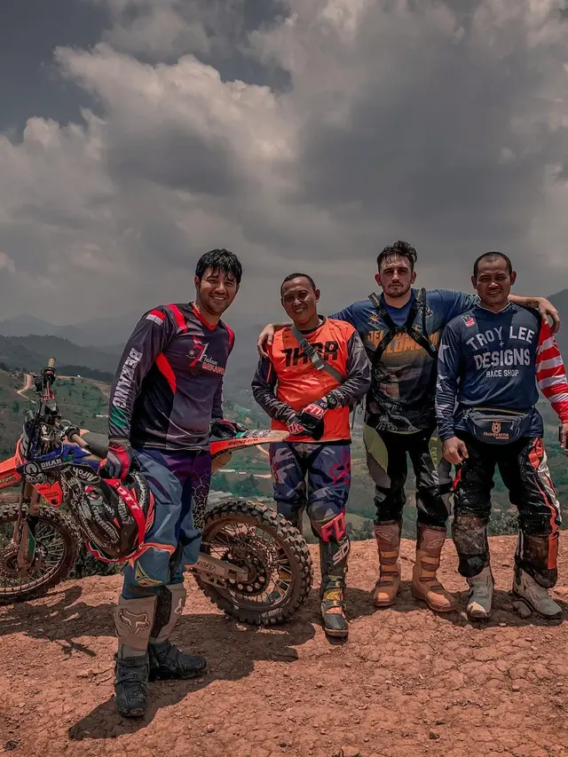 7 Potret Ammar Zoni Main Trail di Perbukitan Ini Menantang