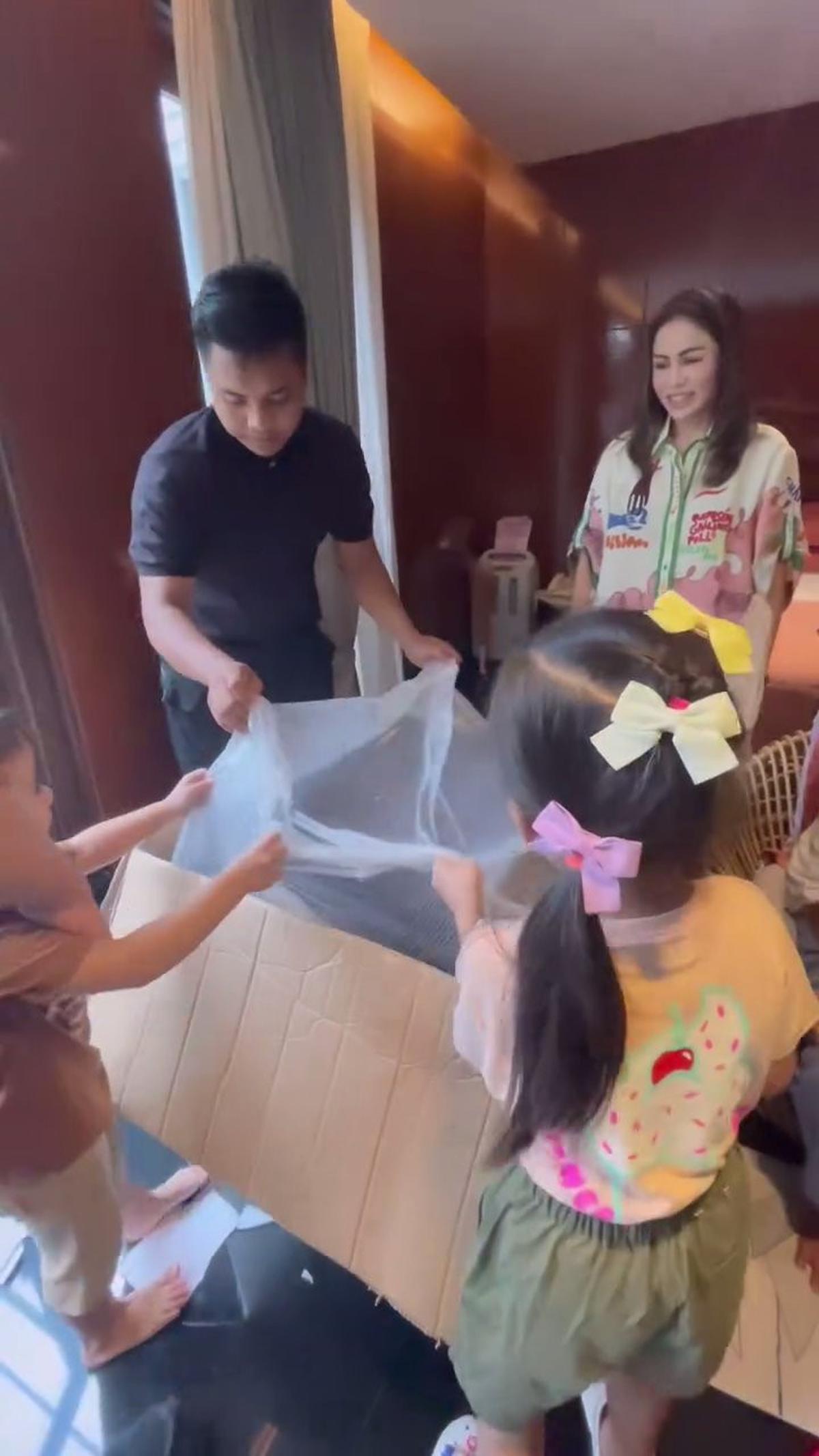 7 Potret Momo Geisha dan Anak Beri Hadiah Ulang Tahun ke Opung, Kadonya Besar Banget Ternyata Ini Isinya