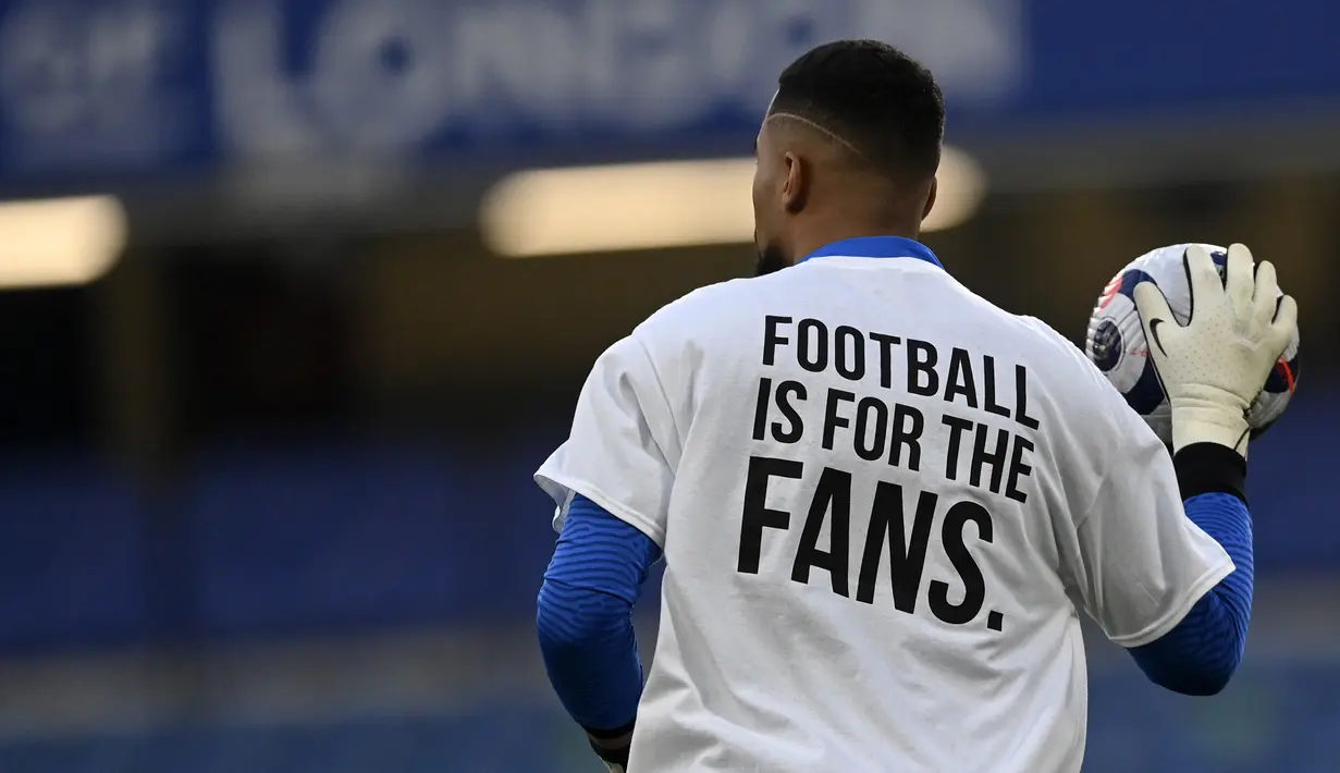 Kiper Brighton and Hove Albion, Robert Sanchez memakai jersey sebagai protes dibentuknya Liga Super Eropa saat sesi pemanasan menjelang laga lanjutan Liga Inggris 2020/2021 pekan ke-32 melawan Chelsea di Stamford Bridge, London, Selasa (20/4/2021). (AP/Neil Hall/Pool)