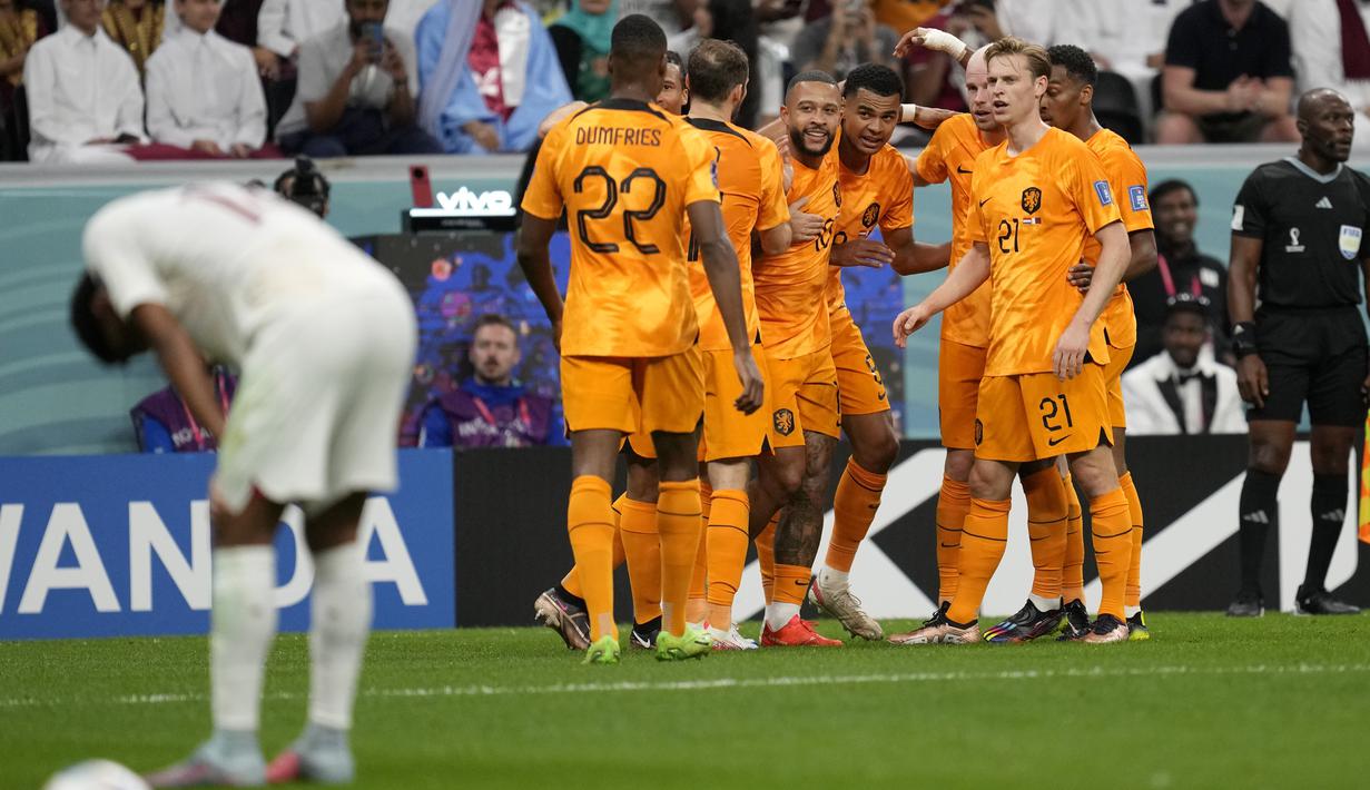 <p>Pemain Belanda merayakan gol pertama timnya ke gawang Qatar yang dicetak oleh Cody Gakpo saat matchday ketiga Grup A Piala Dunia 2022 di Stadion Al Bayt, Selasa (29/11/2022). (AP/Lee Jin-man)</p>