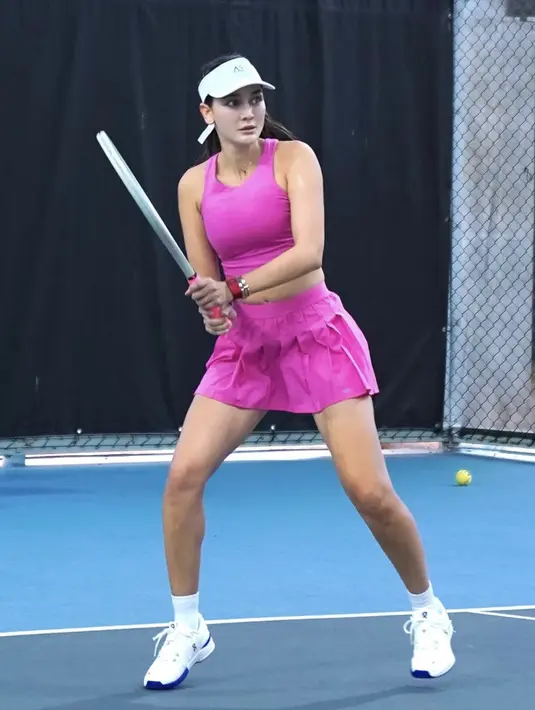 Gaya rambut lainnya terlihat lebih menarik saat ponytail sederhana dipadukan dengan visor. [Foto: Instagram/ Luna Maya]