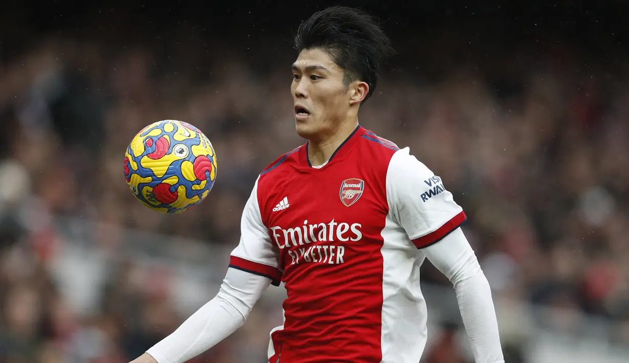 Takehiro Tomiyasu. Bek kanan Jepang berusia 23 tahun ini menjadi pemain Asia terakhir dan masih aktif membela Arsenal hingga kini. Ia didatangkan pada awal musim 2021/2022 dari Bologna dengan nilai transfer mencapai 18,6 juta euro. Ia total tampil dalam 23 laga di semua ajang dengan torehan 1 assist. (AFP/Adrian Dennis)