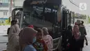 Penumpang menaiki bus tujuan mereka di Terminal Terpadu Pulogebang, Jakarta, Kamis (23/5/2024). (Liputan6.com/Herman Zakharia)