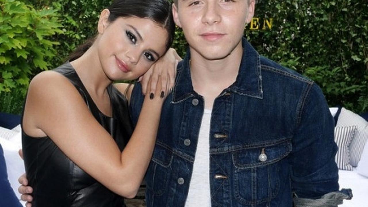 Tampil mesra, Gomez bersandar di bahu putra Beckham