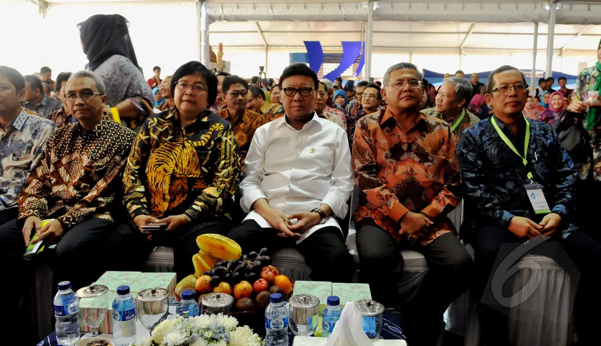 Menteri Lingkungan Hidup dan Kehutanan, Siti Nurbaya bersama Mendagri, Tjahjo Kumolo saat menghadiri acara peringatan Hari Air Dunia ke XXIII tahun 2015 di Taman Kota Waduk Pluit, Jakarta, Sabtu (9/5/2015). (Liputan6.com/Andrian M Tunay)