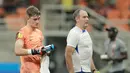 Kiper Timnas Prancis U-17, Paul Argney, melihat contekan di botol minumannya saat adu penalti melawan Senegal U-17 pada babak 16 besar Piala Dunia U-17 2023 di Jakarta International Stadium (JIS), Rabu (22/11/2023). (Bola.com/M Iqbal Ichsan)