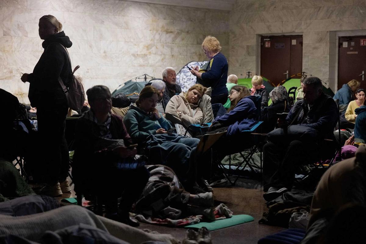 FOTO: Warga Kyiv Berlindung di Stasiun Metro Saat Alarm Serangan Udara Rusia Berbunyi