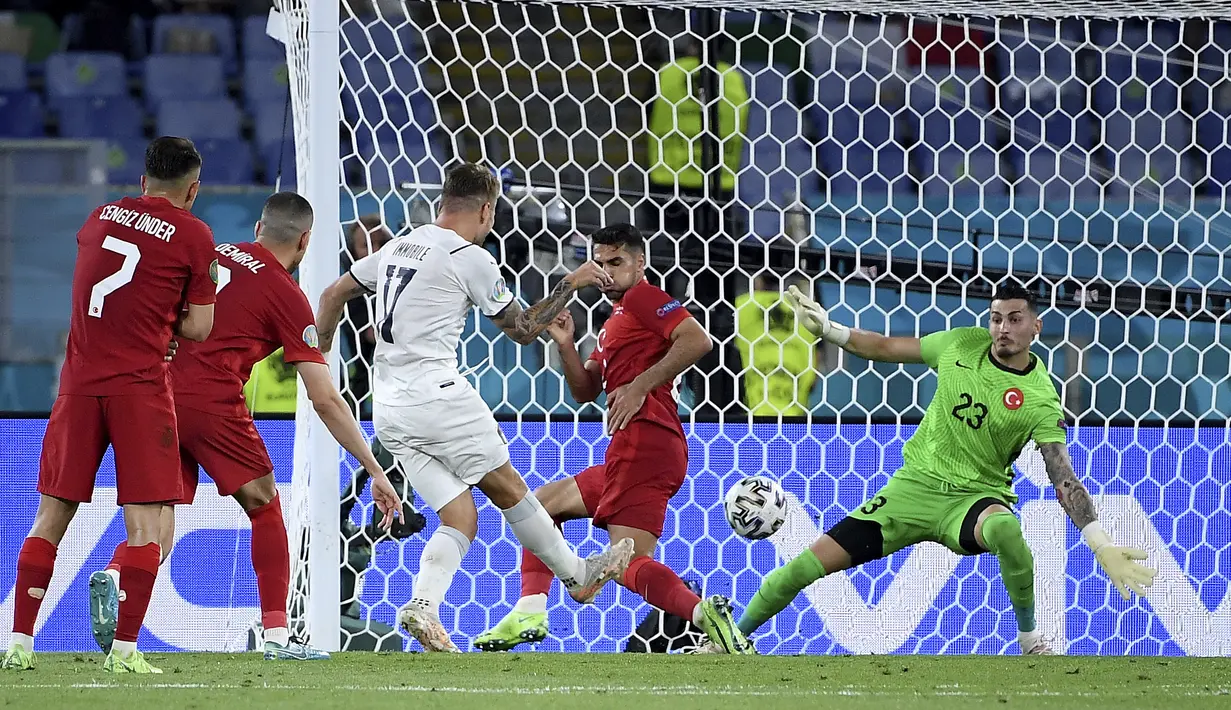 Striker timnas Italia, Ciro Immobile (tengah) mencetak gol kedua timnya ke gawang Turki pada laga pertama grup A Euro 2020 /2021 yang berlangsung di stadion Olimpico Roma, Sabtu (12/6/2021). Timnas Italia berhasil menang 3-0 atas Turki. (Ettore Ferrari/Pool via AP)