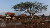 Kondisi sejumlah rumah yang diterjang banjir bandang aliran Sungai Ciamanuk di Kampung Cimacan, Kecamatan Tarogong, Kabupaten Garut, Kamis (22/9). Berdasarkan data sementara Basarnas Jabar, 23 orang tewas dan belasan hilang. (Liputan6.com/Johan Tallo)