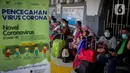 Calon penumpang mengenakan masker saat berada di Stasiun Senen, Jakarta, Senin (9/3/2020). PT KAI Daop 1 Jakarta melakukan sosialisasi pencegahan, pemeriksaan kesehatan, dan pengecekan suhu tubuh penumpang sebagai langkah antisipasi penyebaran virus corona (COVID-19). (Liputan6.com/Faizal Fanani)
