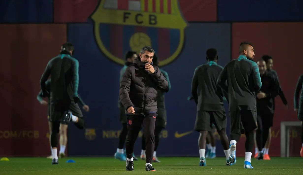 Pelatih Barcelona Ernesto Valverde (tengah) saat melatih anak asuhnya jelang menghadapi Borussia Dortmund pada pertandingan Grup F Liga Champions di Sant Joan Despi, Spanyol, Selasa (26/11/2019). Barcelona mengincar kemenangan demi memastikan tiket 16 besar lebih awal. (LLUIS GENE/AFP)