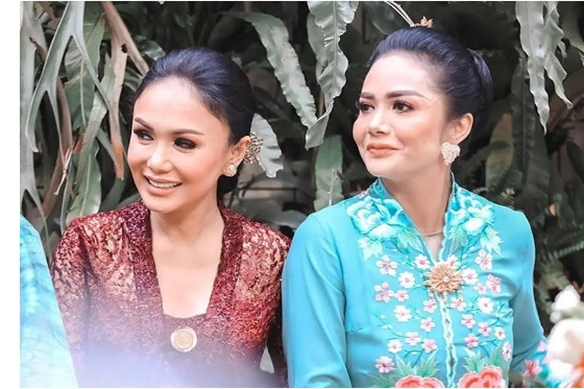 6 Beda Gaya Yuni Shara dan Krisdayanti di Acara Tedak Siten Keponakannya, Tampil Berkebaya