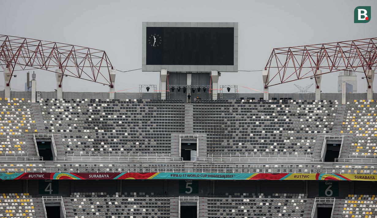 Papan skor raksasa telah terpasang di Stadion Gelora Bung Tomo (GBT) Surabaya, Jawa Timur, Kamis (9/11/2023) menjelang pembukaan Piala Dunia U-17 2023 yang akan diselenggarakan pada Jumat, 10 November 2023. (Bola.com/Bagaskara Lazuardi)