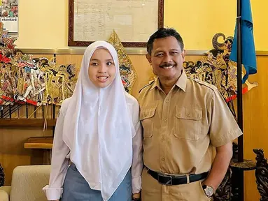 Lulus setelah mengenyam pendidikan SMK selama tiga tahun, Putri Ariani mendapatkan ucapan selamat dari para pengajar di SMM Yogyakarta. Tidak lupa, pelantun lagu ‘Loneliness’ ini mengucapkan terima kasih kepada para guru yang telah membimbingnya belajar. (Liputan6.com/IG/@arianinismaputri)